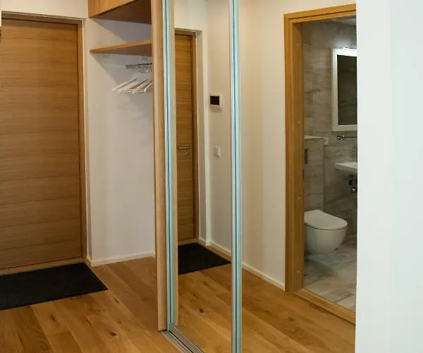 Riverside 3 Apartment *